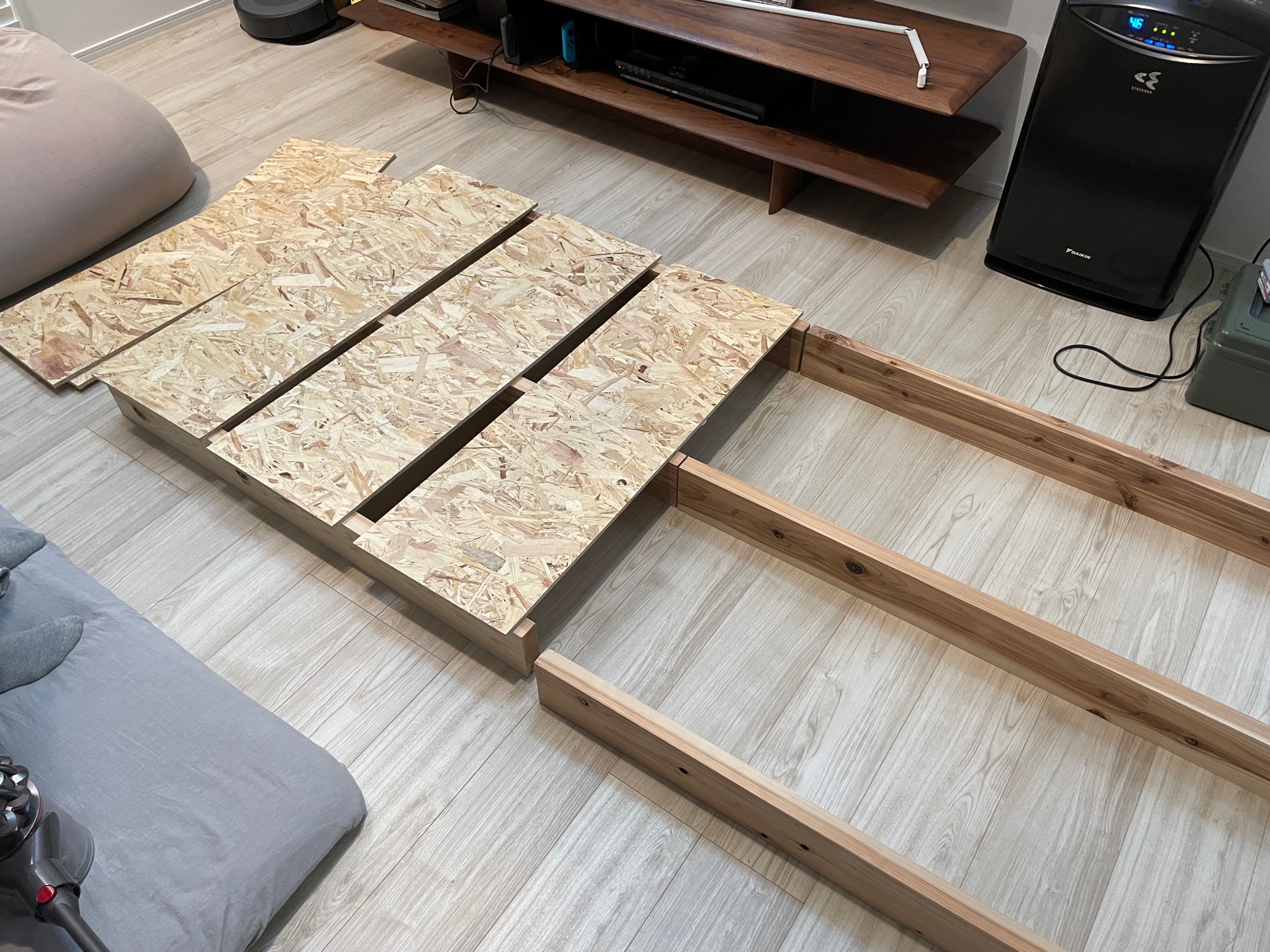 【DIY】ベッドの簡単な作り方!ベッドを増築してキングサイズ超えにしてみたよ | おさると大根ブログ